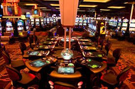 Antarmuka aplikasi mobile tes hoki menampilkan menu permainan slot dan sportsbook
